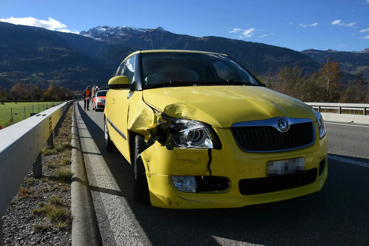 Mels SG - Gegenstände auf der Fahrbahn führen zu Auffahrunfall 