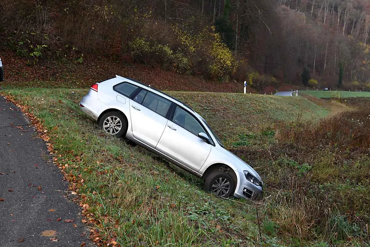 Tecknau BL - Fahrzeuglenker verursacht Unfall unter Alkoholeinfluss