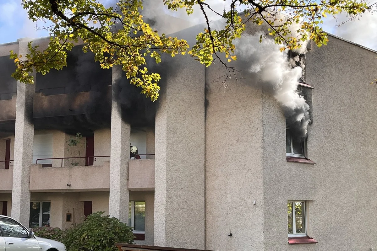 Hinwil - Wohnungsbrand fordert Schwerverletzte - Täusistrasse wurde gesperrt