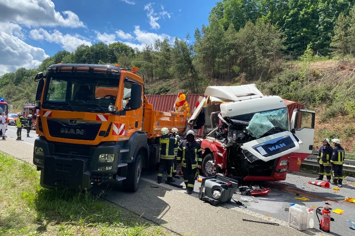 Sembach - LKW fährt ungebremst auf LKW auf 
