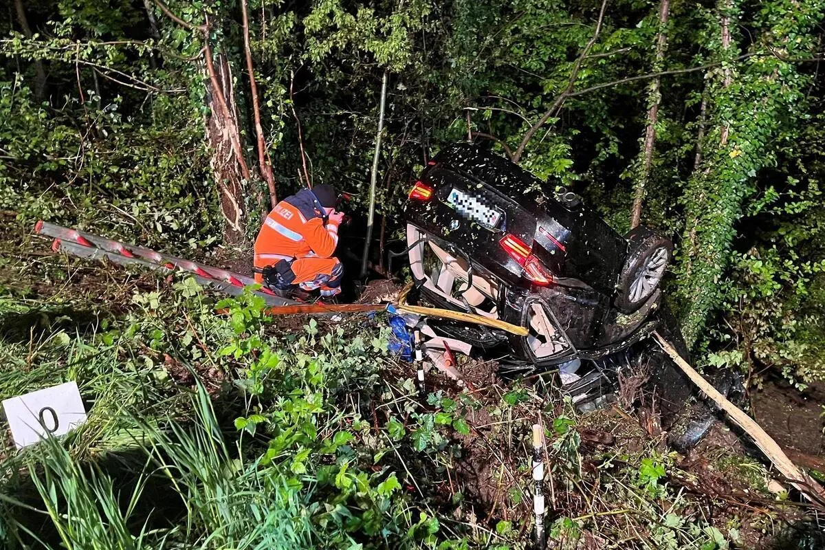 Fahrweid ZH - Lenker nach Unfall im Fahrzeug eingeklemmt