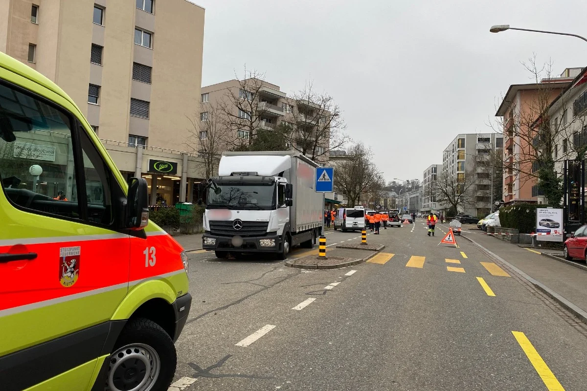 Kloten ZH - Frau auf Fussgängerstreifen von Lastwagen erfasst und schwer verletzt