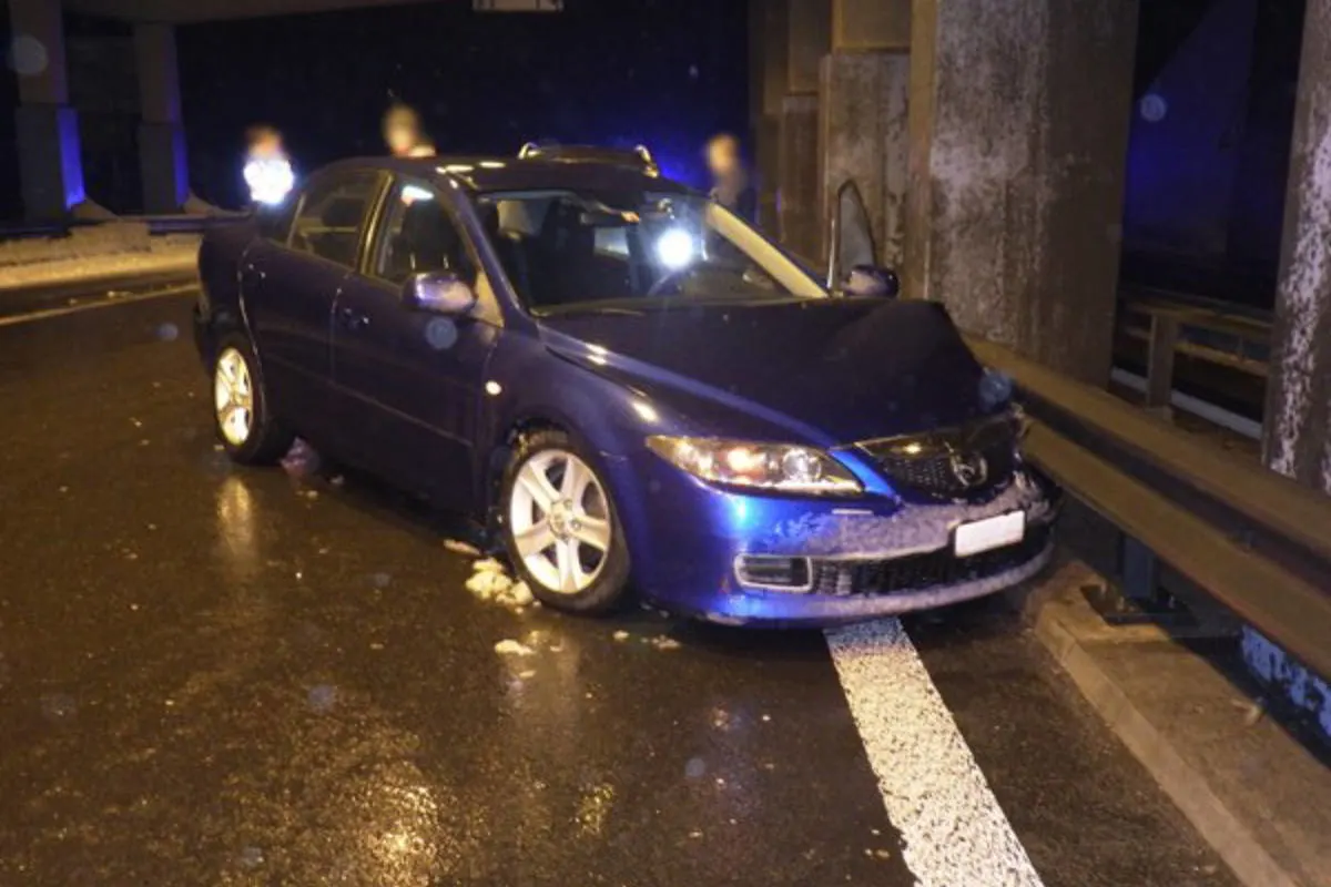 A2/Wassen UR - Selbstkollision eines Personenwagens - Person verletzt