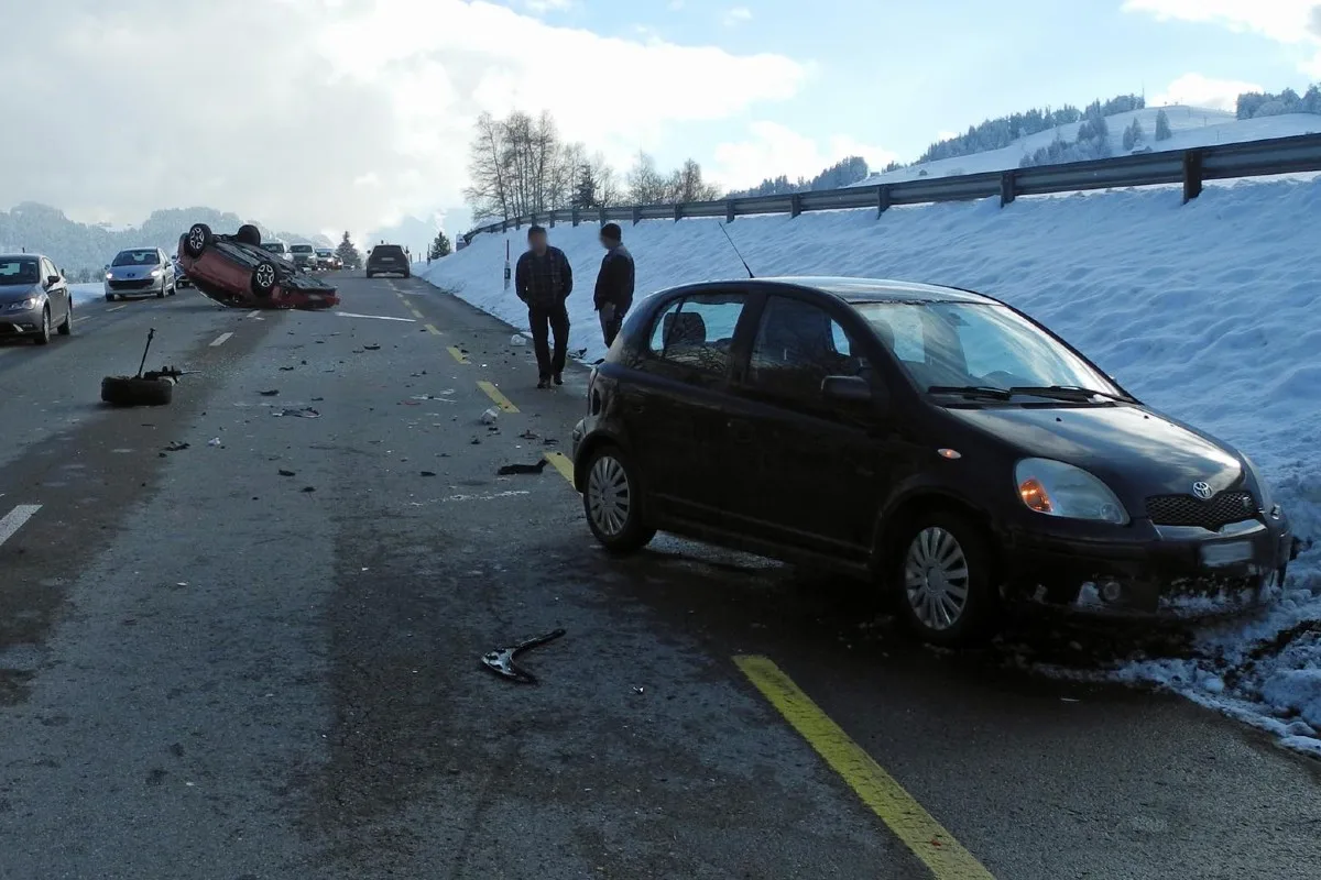 Spektakulärer Unfall in Einsiedeln SZ - Auffahrkollision nachdem Benzin ausgegangen war!
