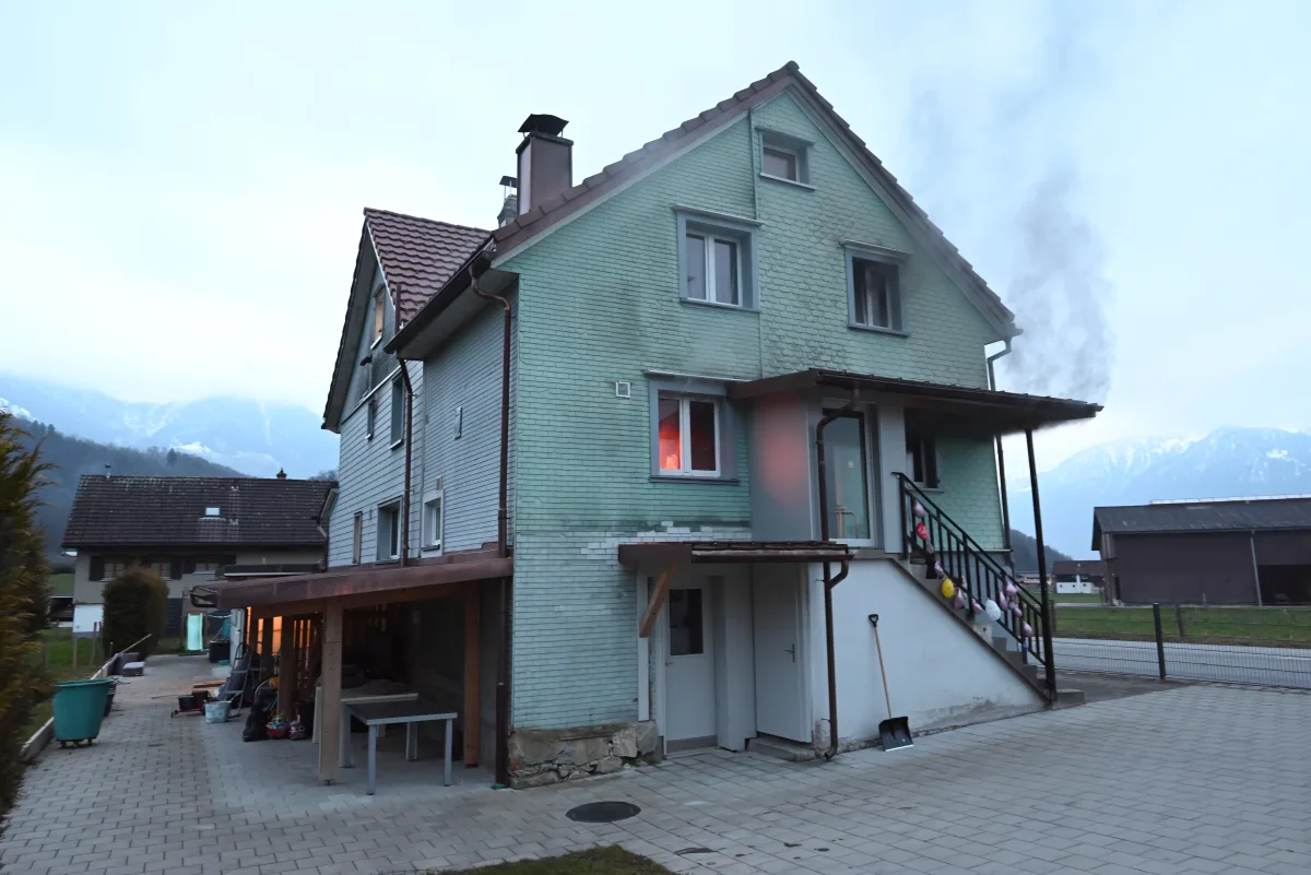 St. Gallen: Brand in Zweifamilienhaus – Mutter und Kind retten sich aus dem Haus