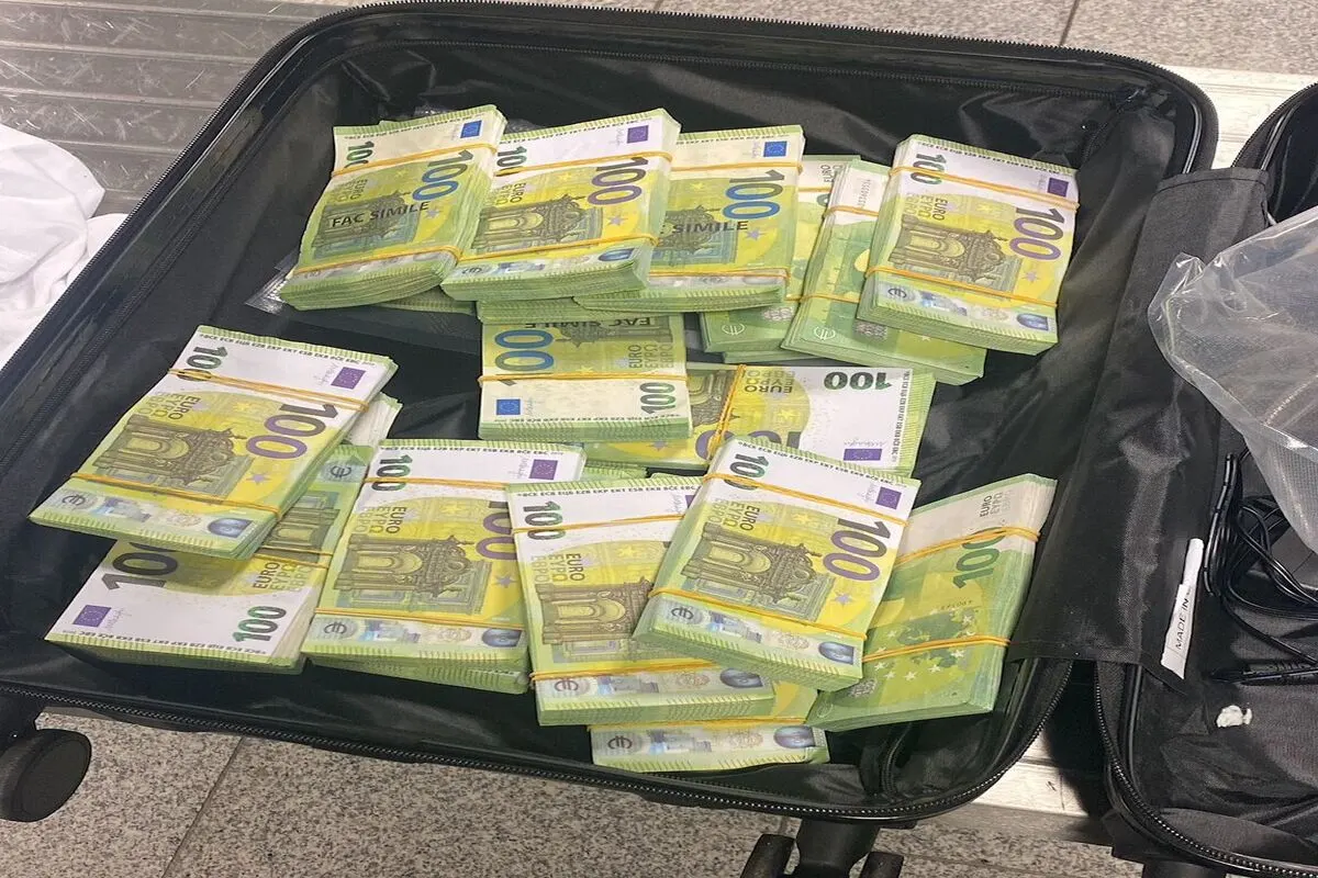 Frankfurt am Main - 206.800 Euro Falschgeld in einem Koffer gefunden 