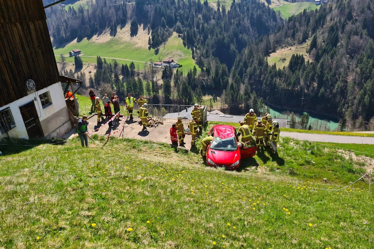 Blons – Pkw über Abhang gestürzt
