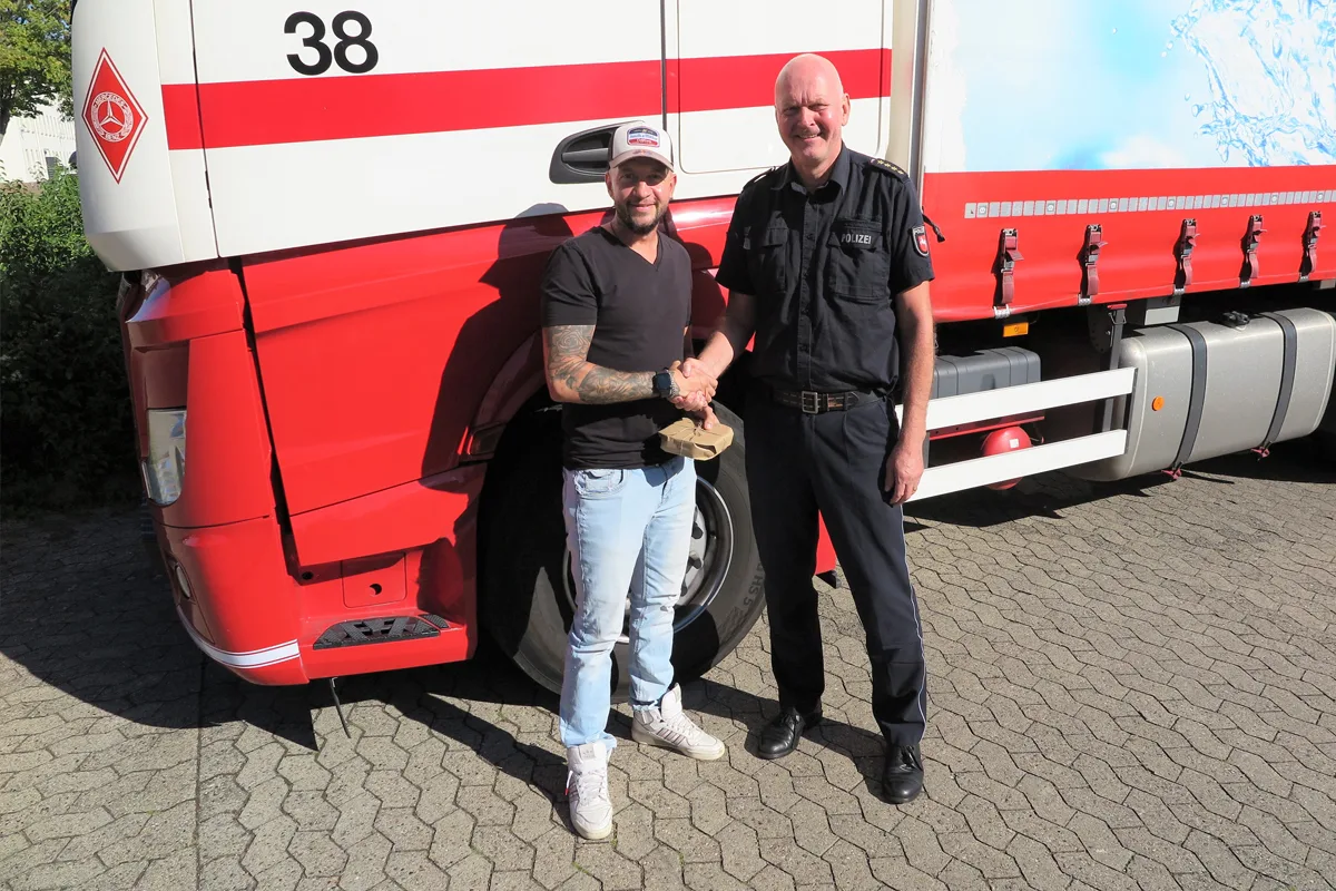 Braunschweig NI – Polizei ehrt Lkw-Fahrer nach Einsatz auf A2