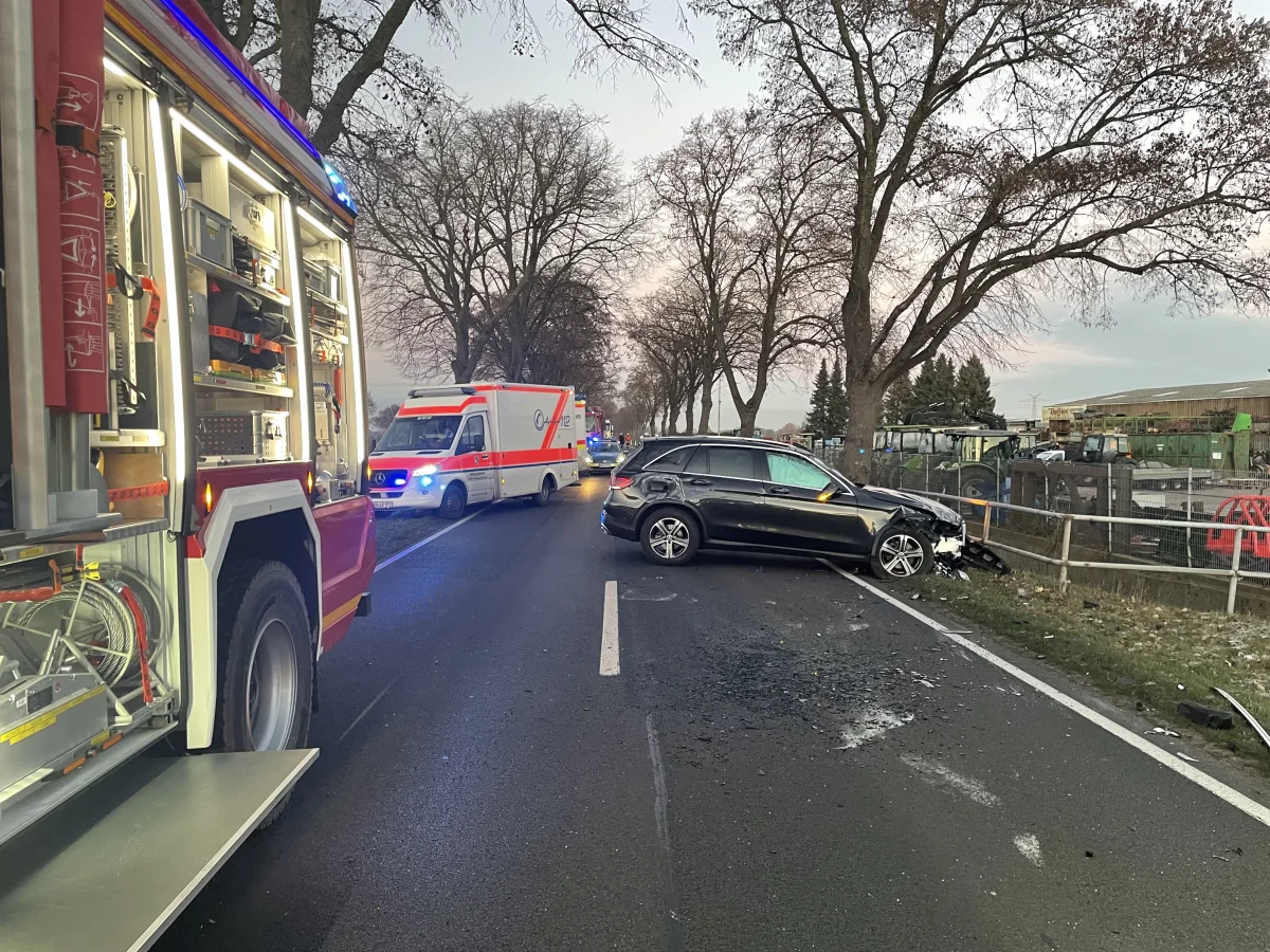 Hamersen – Feuerwehr befreit eingeschlossene Person aus Fahrzeug nach schwerem Unfall