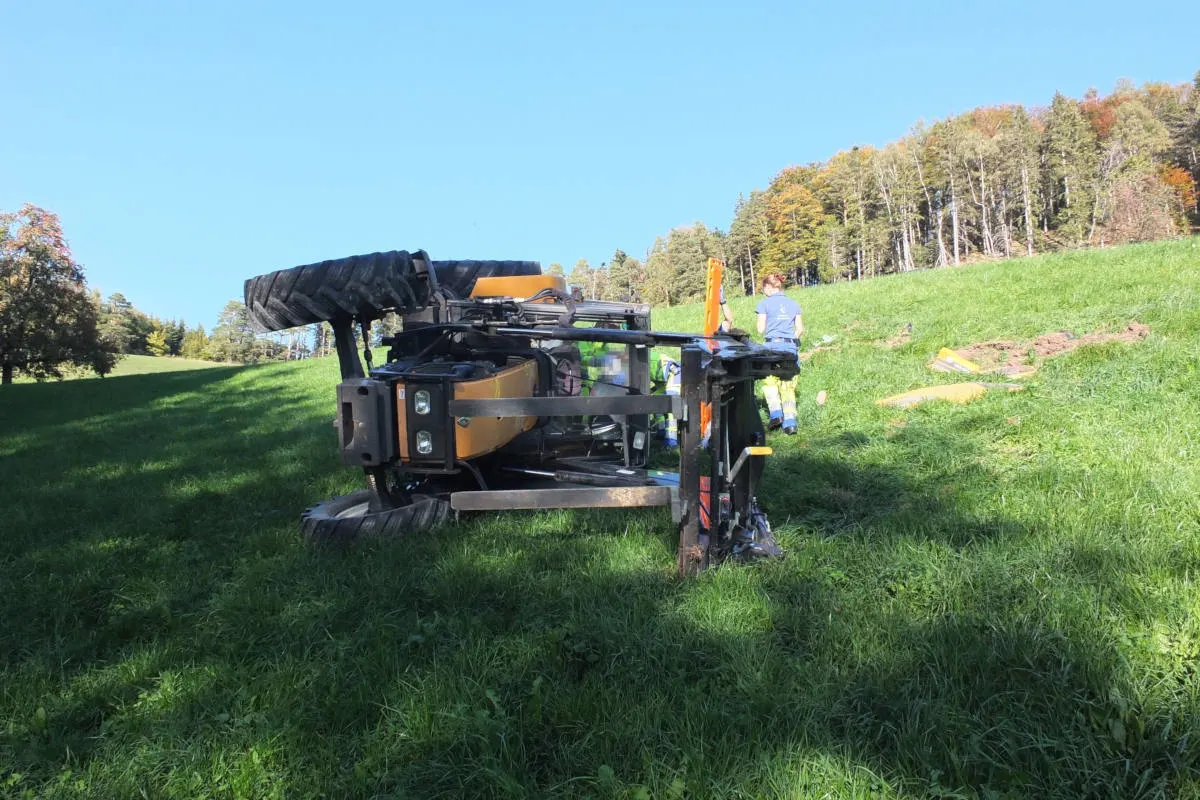 Kirchberg SG - Traktor bei Feldarbeiten überschlagen