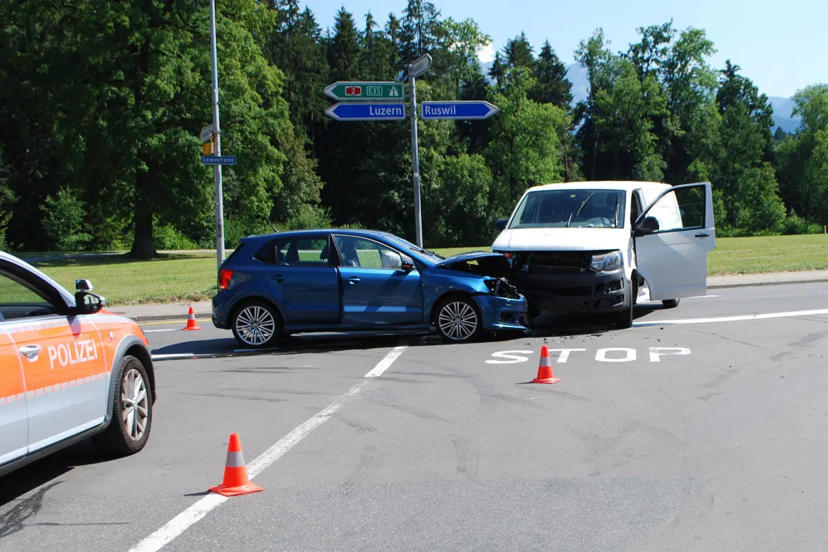 Neuenkirch LU - Kollision zwischen Lieferwagen und Auto