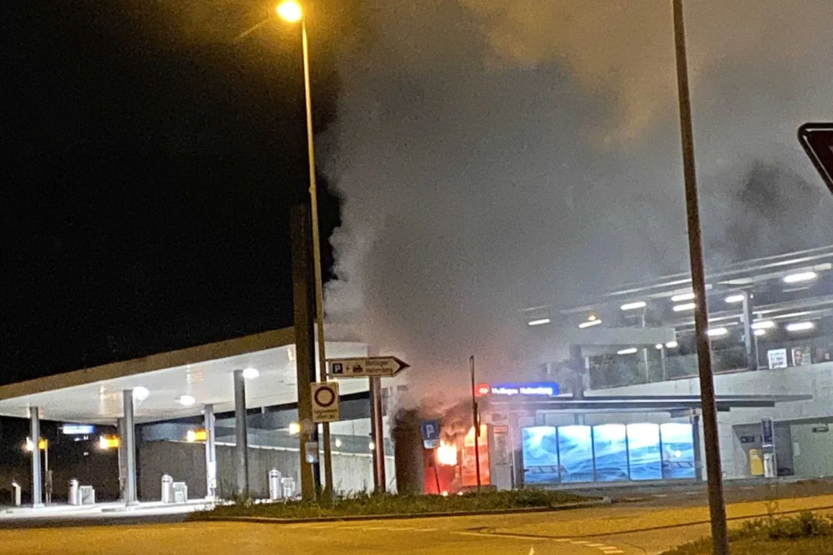 Brandstiftung in Mellingen AG - Bankomat der Raiffeisenbank in Brand gesetzt – Täterschaft auf der Flucht