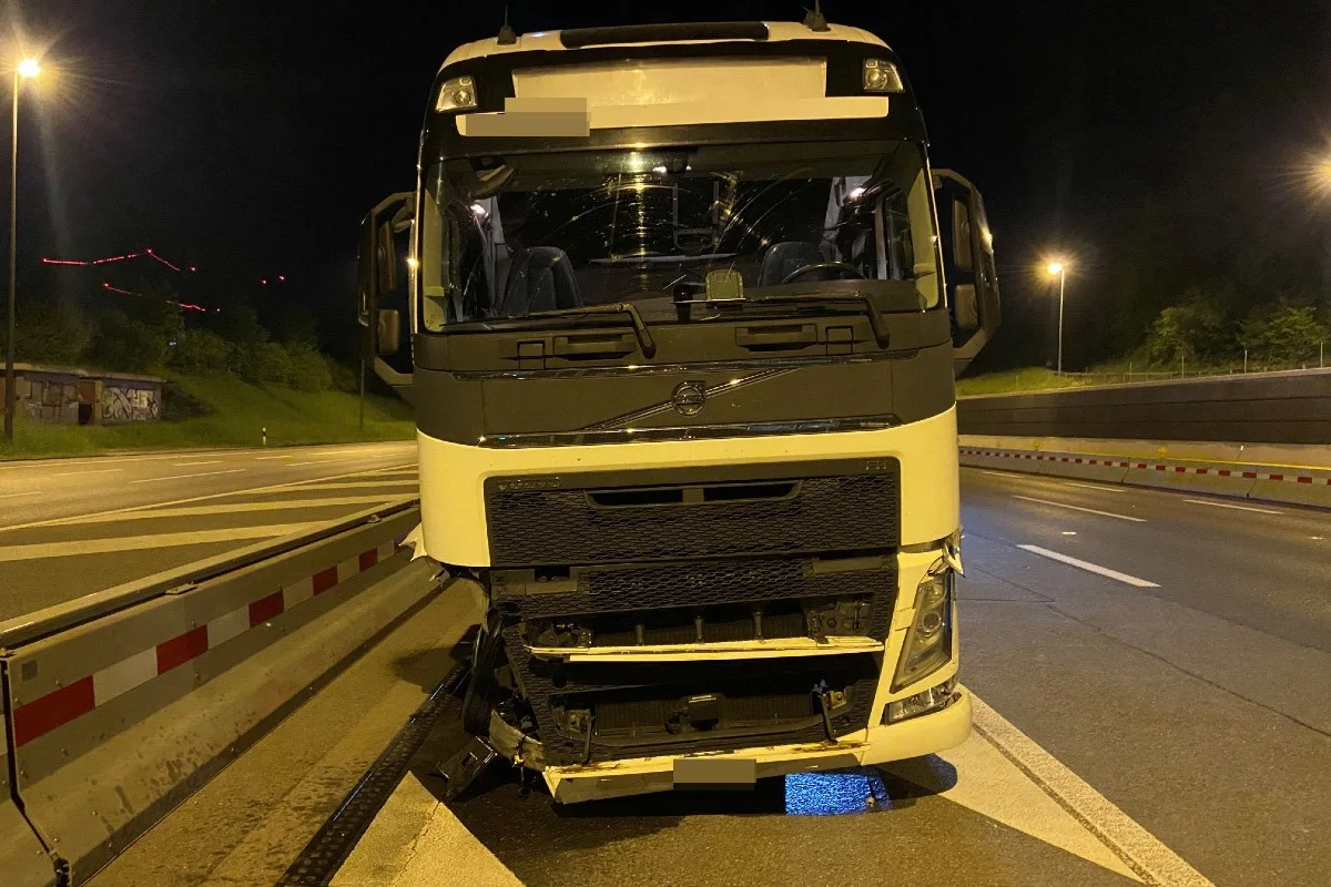 Baden AG - Lastwagenlenker verliert auf A1 Kontrolle über Fahrzeug