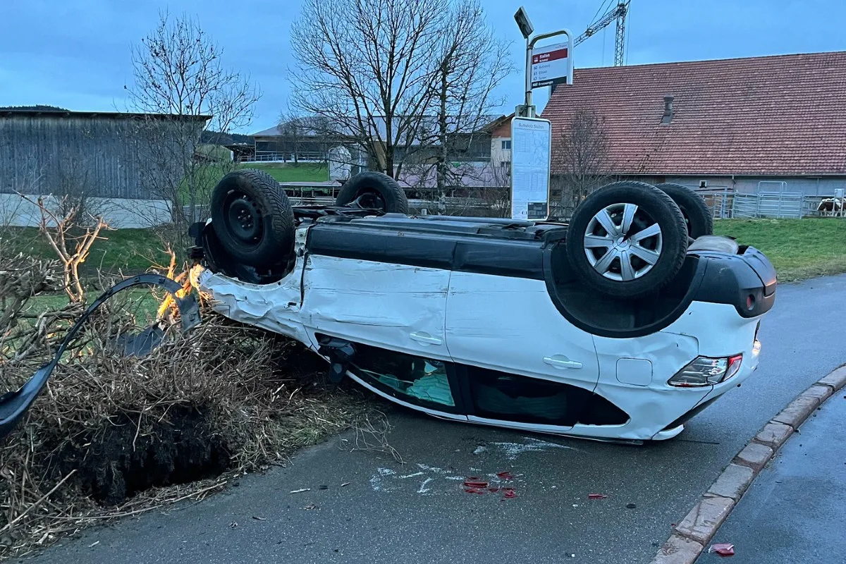 Spektakulärer Verkehrsunfall in Buttisholz LU - Auto kippt nach Kollision mit Lieferwagen aufs Dach