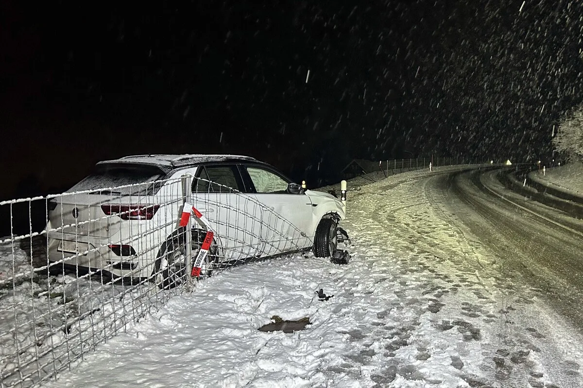 Lustmühle AR – Selbstunfall auf verschneiter Strasse
