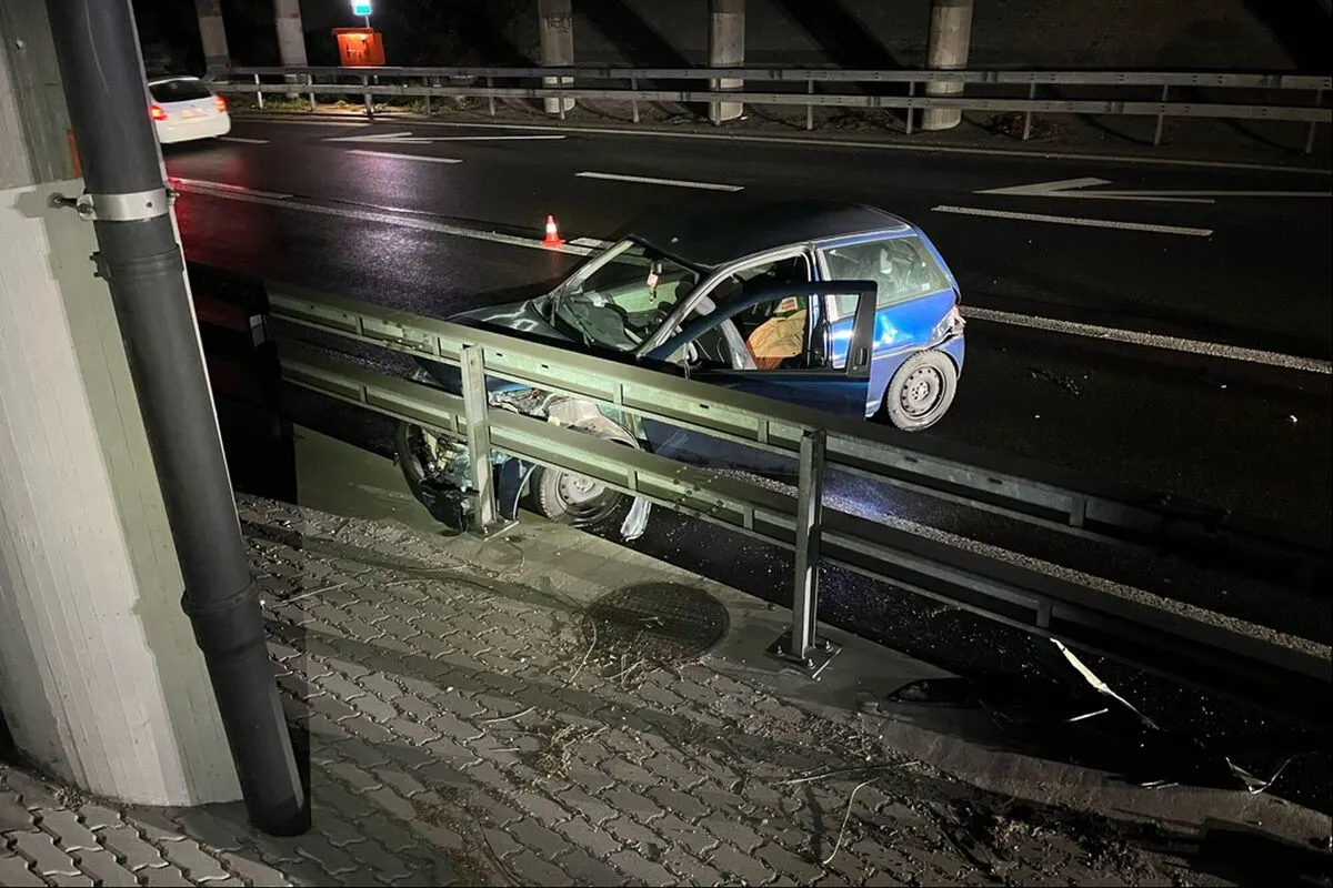 Birsfelden BL / A2 - Auto nach Unfall massiv beschädigt 