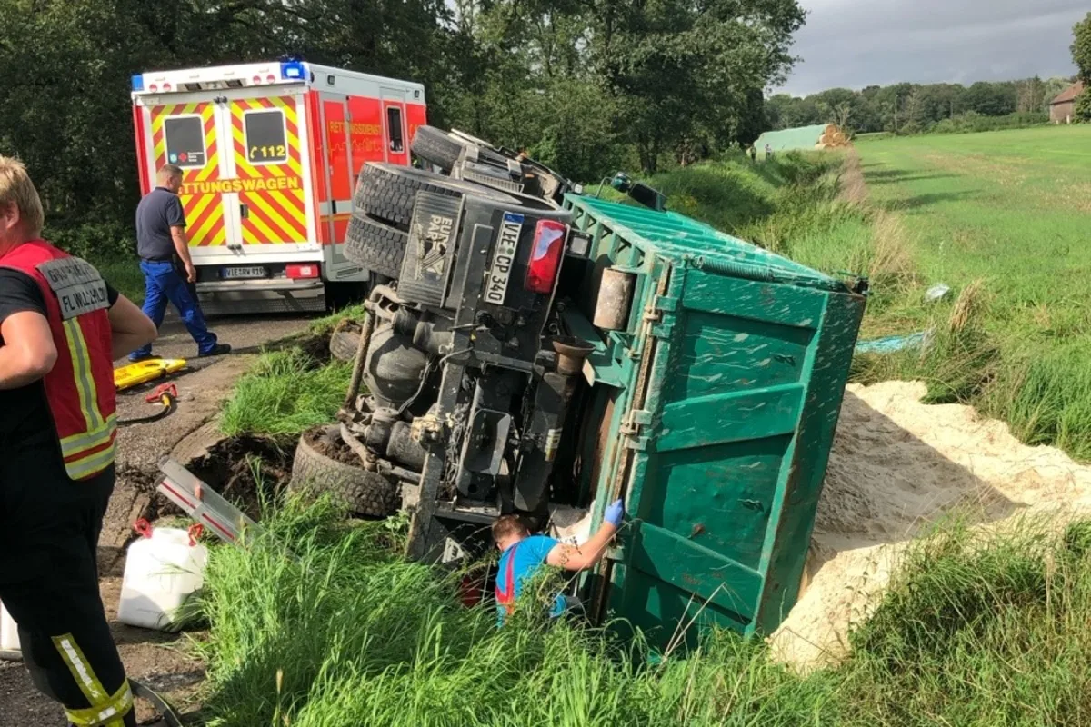 Tönisvorst NW - LKW liegt plötzlich im Straßengraben