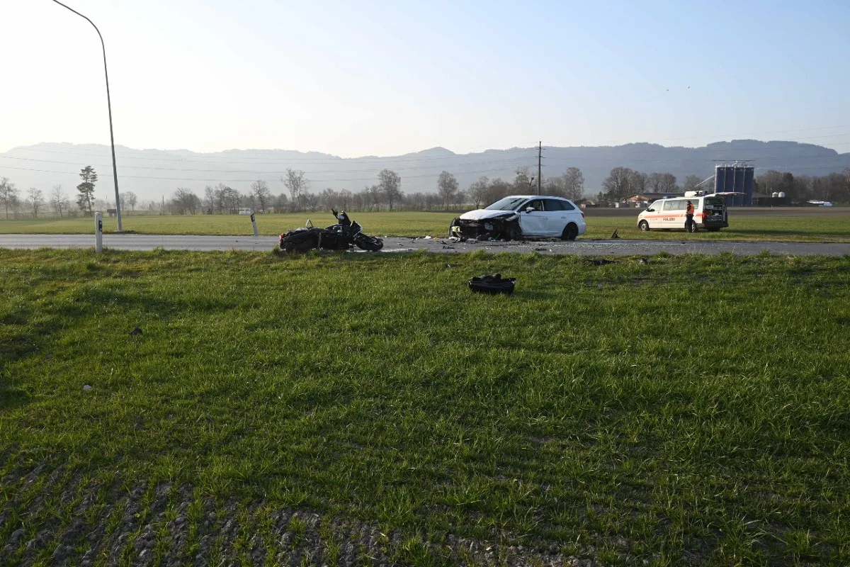  Montlingen SG - Überholmanöver endet mit schlimmen Folgen für Motorradlenker!