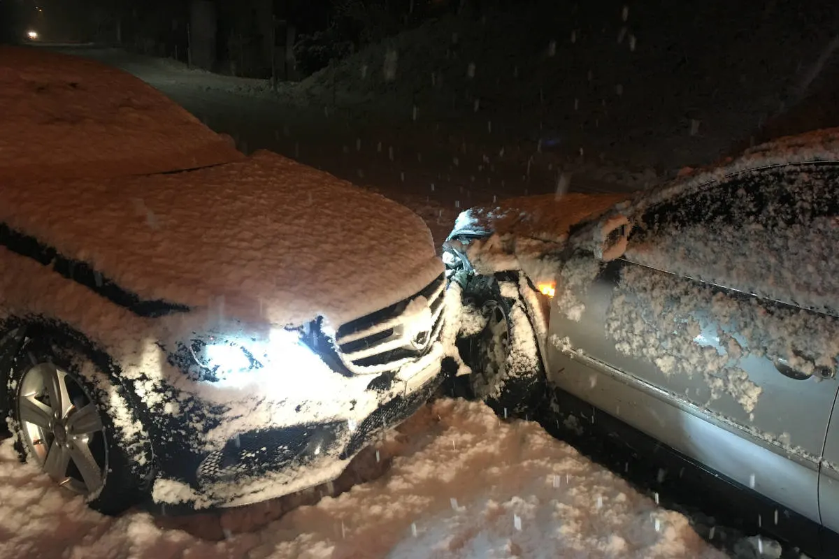Diesbach GL - Auf Gegenfahrbahn geschleudert