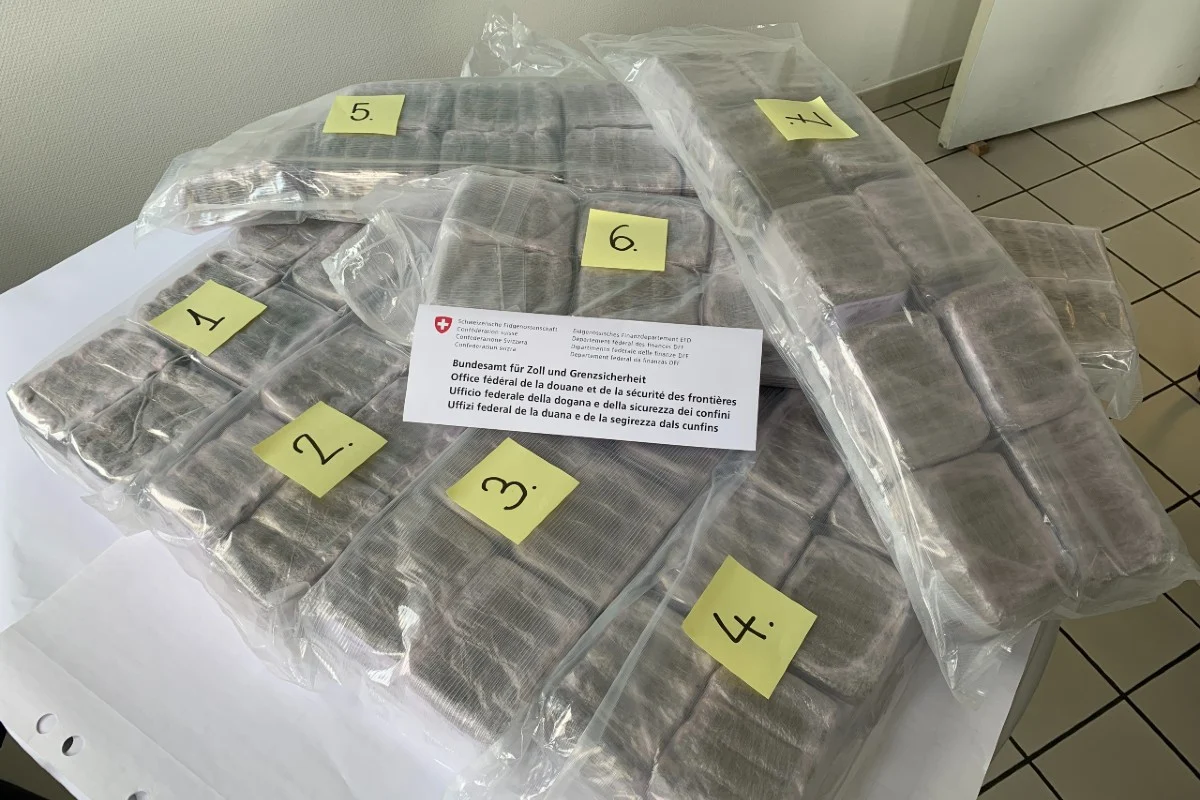 Kontrolle  Basel/St. Louis-Autobahn - LKW-Aussenfach enthielt 35 Kilogramm Haschisch