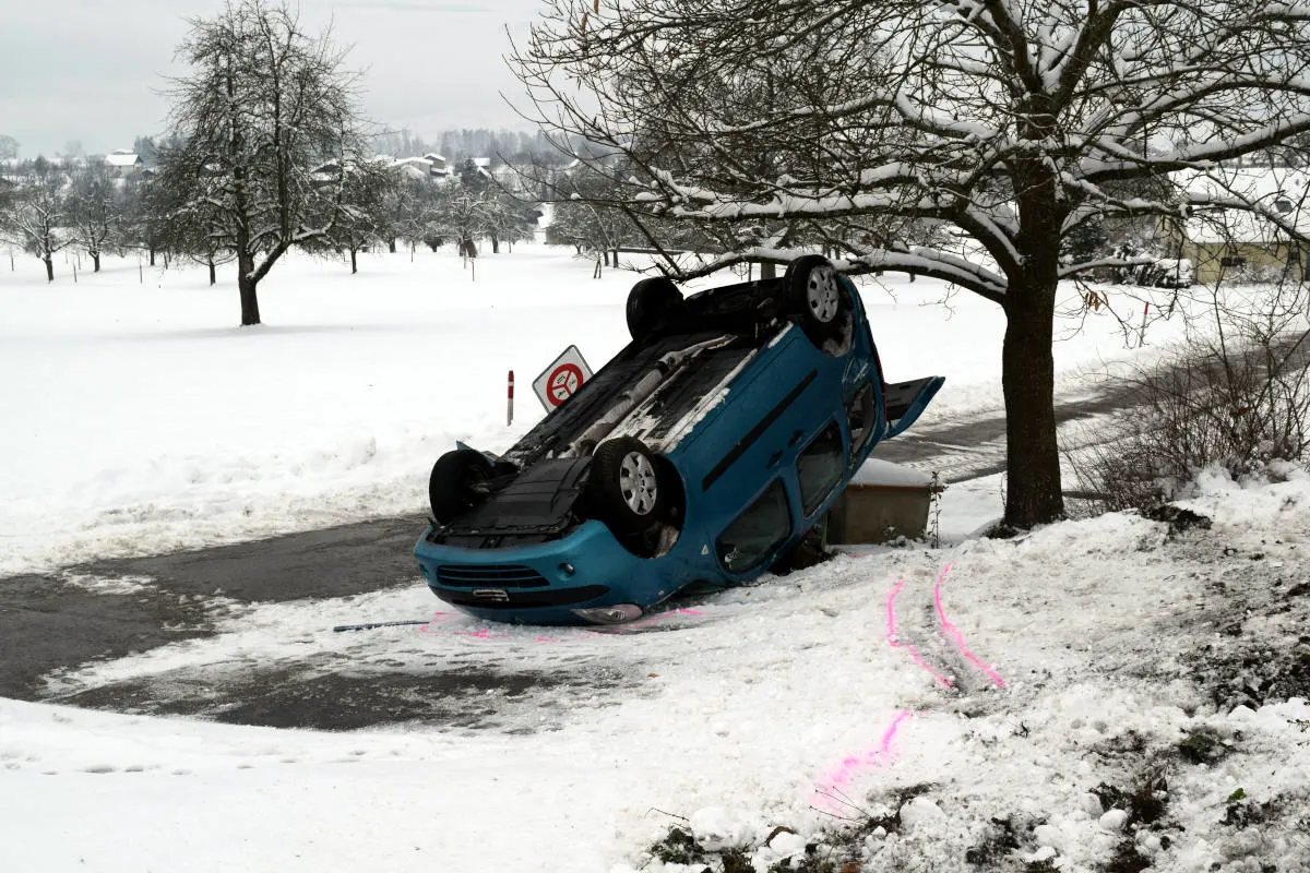 Kanton Luzern - Zwei Verkehrsunfälle auf schneebedeckten Strassen