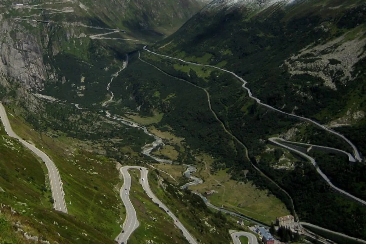 Stützmauer an der Furkapassstrasse wird stabilisert