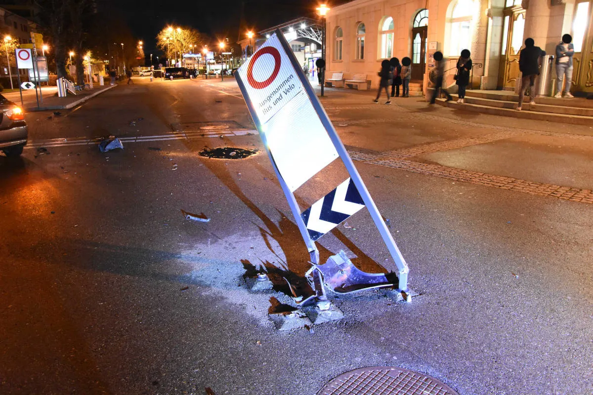 Gossau SG - Fahrunfähig gegen Verkehrsschilder gefahren