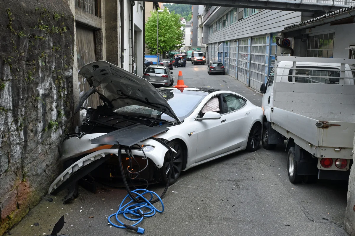 Stadt Luzern - Alkoholisiert und ohne Führerausweis Unfall gebaut 