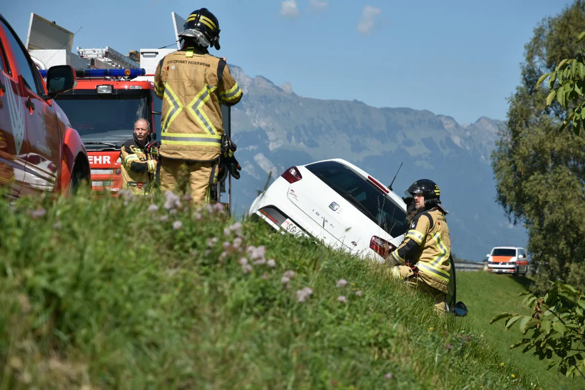 Vaduz FL - Auto am Rheindamm geborgen