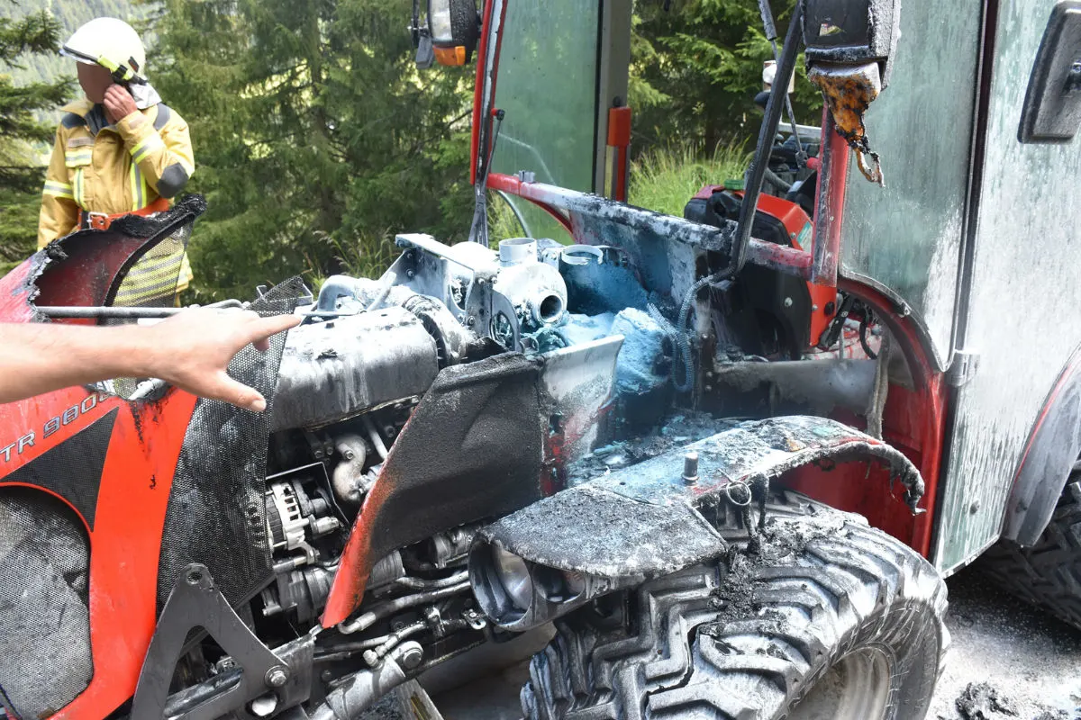 Camuns/Lumnezia GR - Traktor fängt Feuer