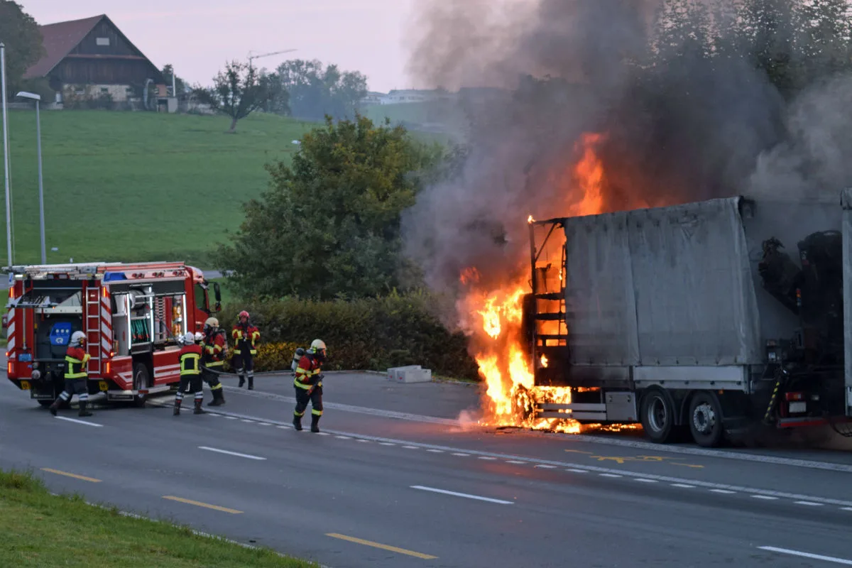 Sempach LU - Ein Lastwagen ging in Flammen auf