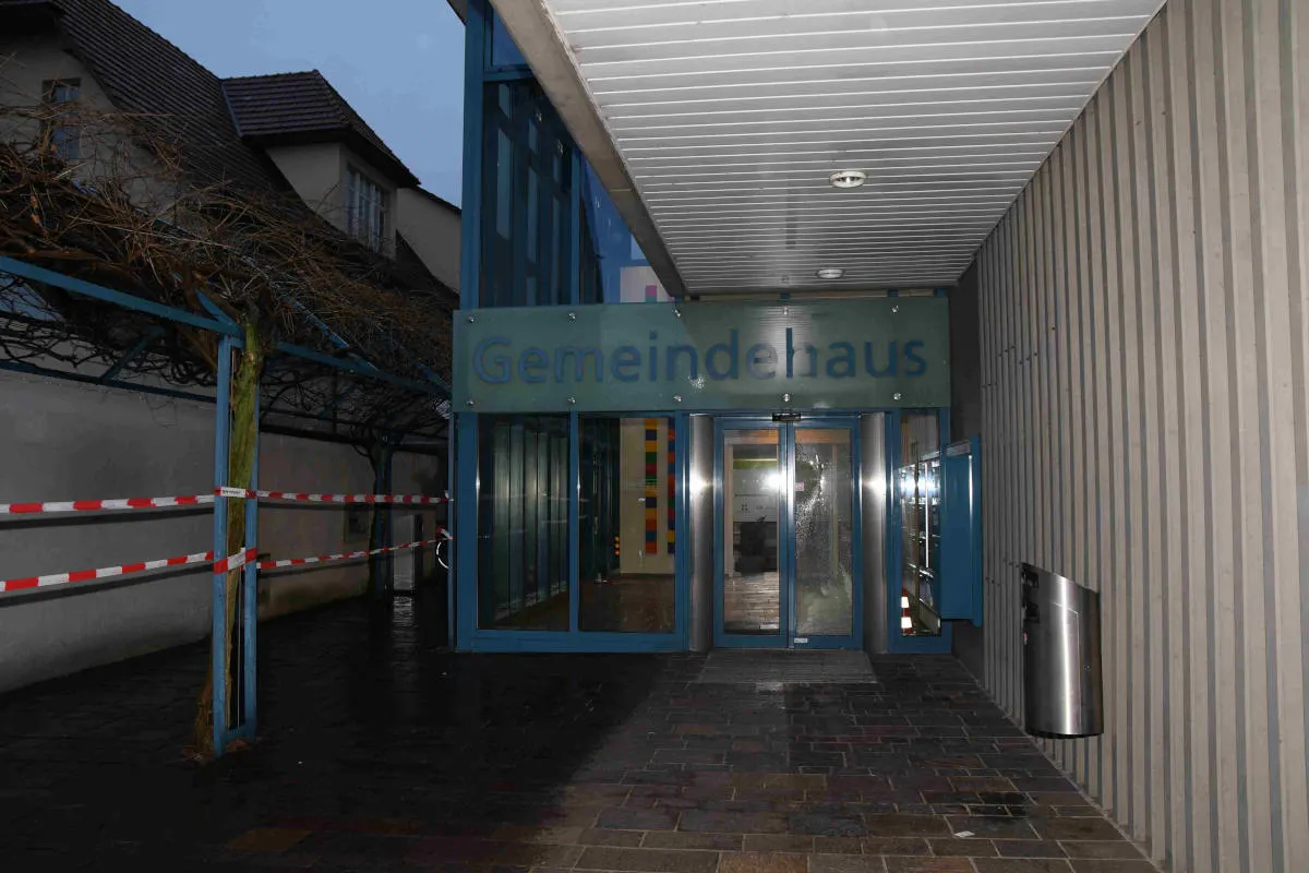 Oberentfelden AG - Sachbeschädigungen bei Eingang zu Gemeindehaus