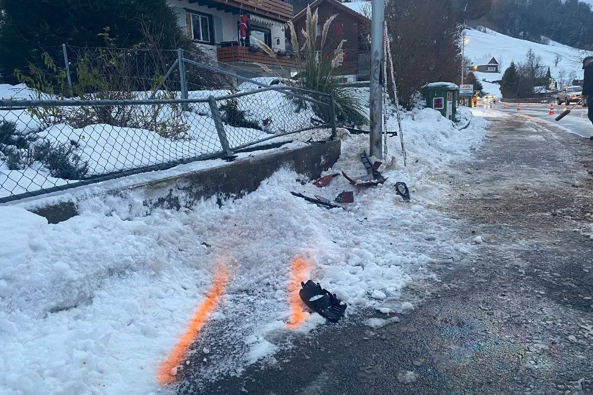 Oberägeri ZG - Bei winterlichen Strassenverhältnissen verunfallt
