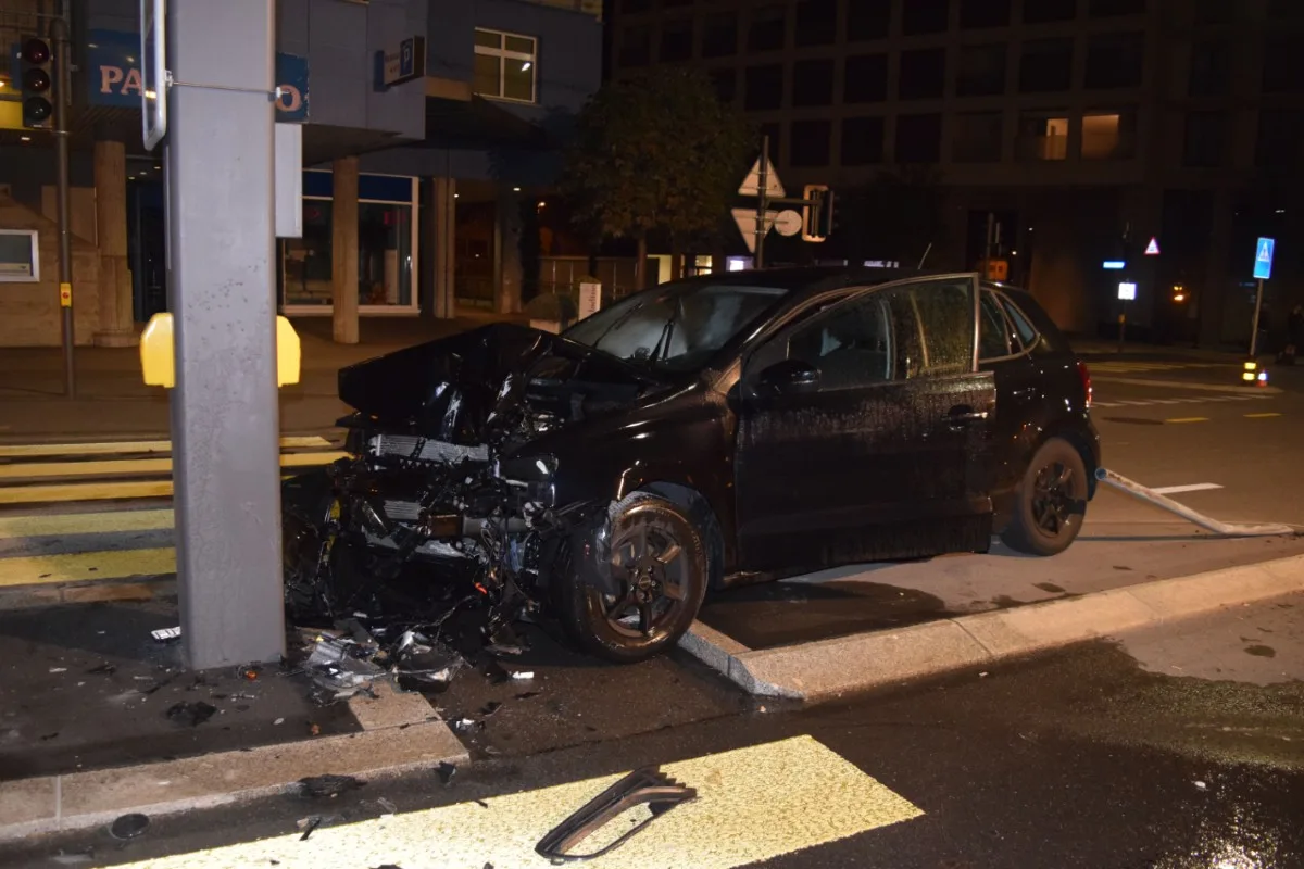 Heftiger Crash in Emmenbrücke LU - 36-Jähriget baut mit 2.04 Promille Alkohol im Blut spektakulären Selbstunfall