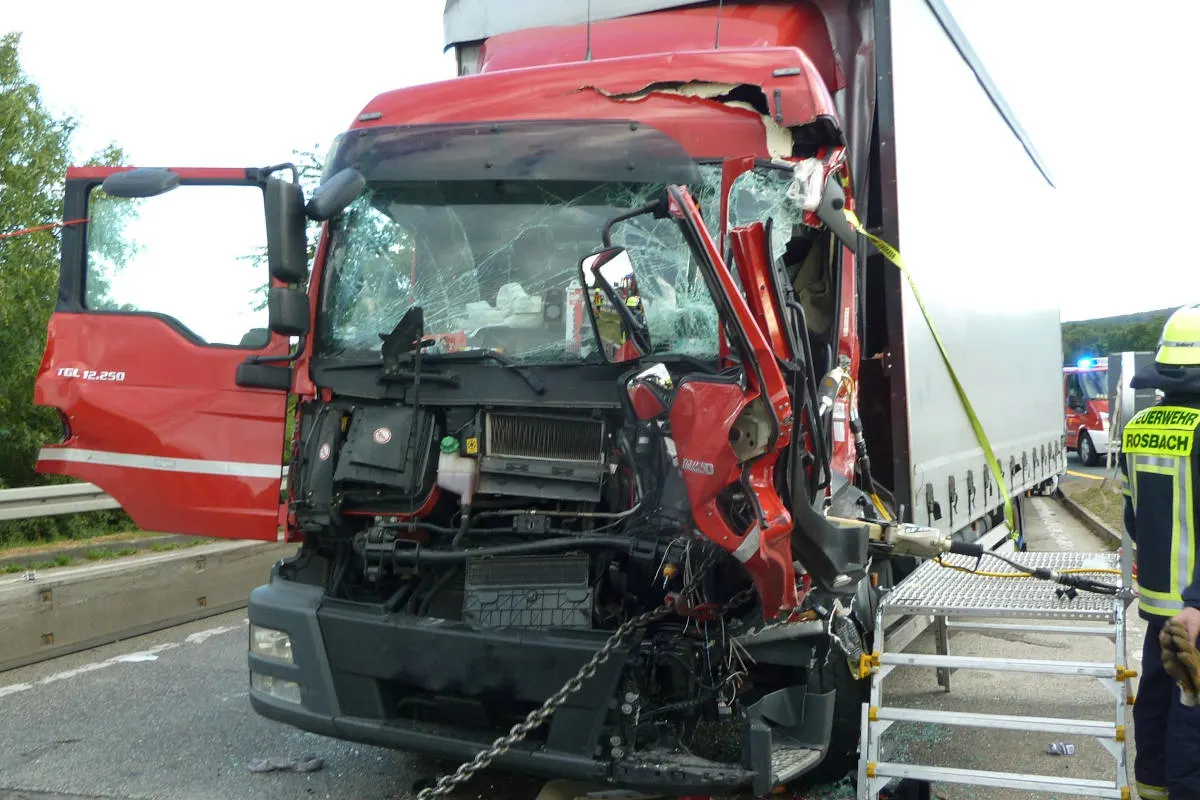 A5 Friedberg – Aufgefahren und eingeklemmt – LKW-Unfall bei Ober-Mörlen