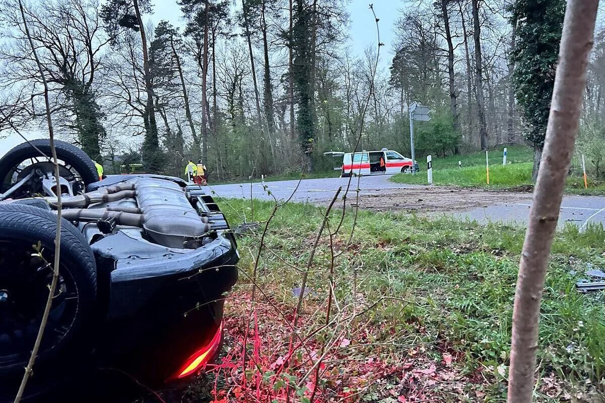 Rheinau ZH - Auto überschlägt sich bei Unfall - Verdacht eines Raserdelikts