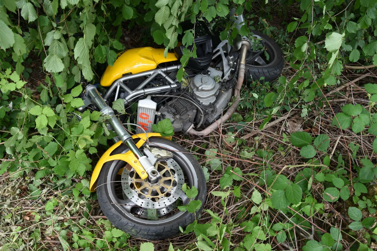 Rapperswil-Jona SG - Mit Motorrad über Verkehrsinsel gefahren – Beifahrerin verletzt