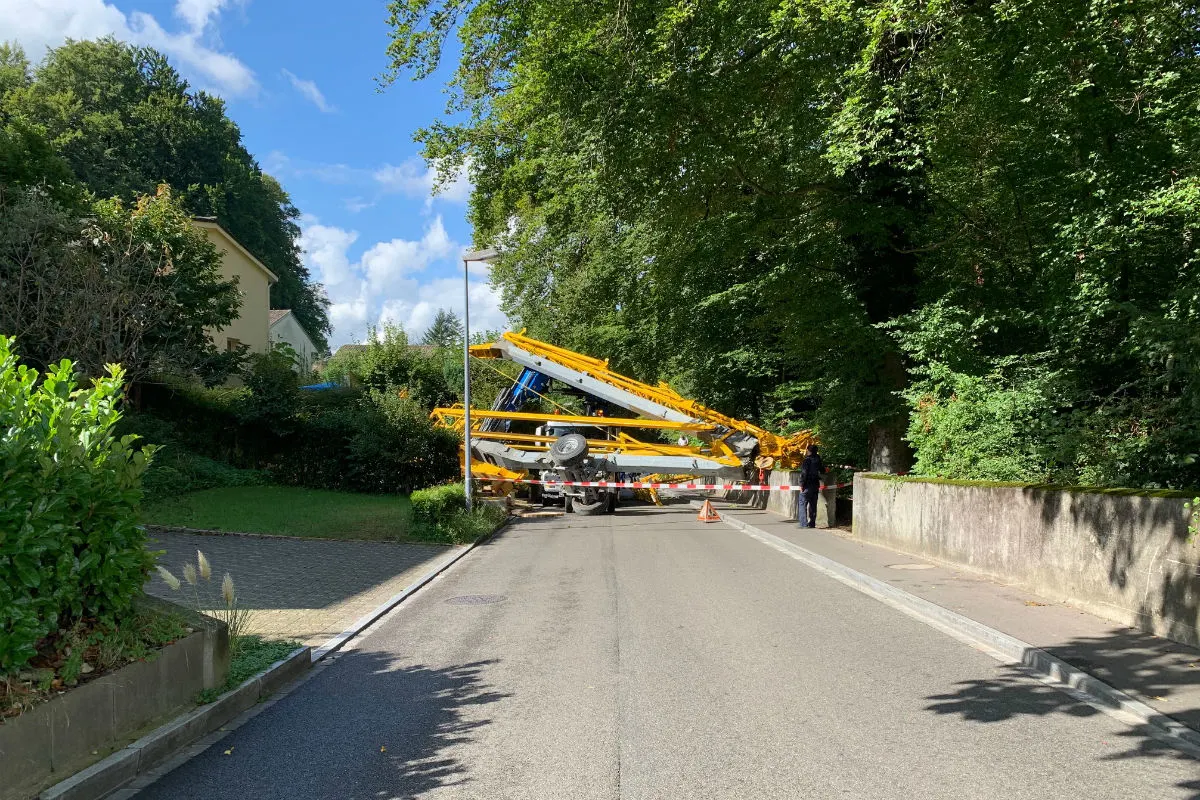 Riehen BS - Pneukran umgekippt
