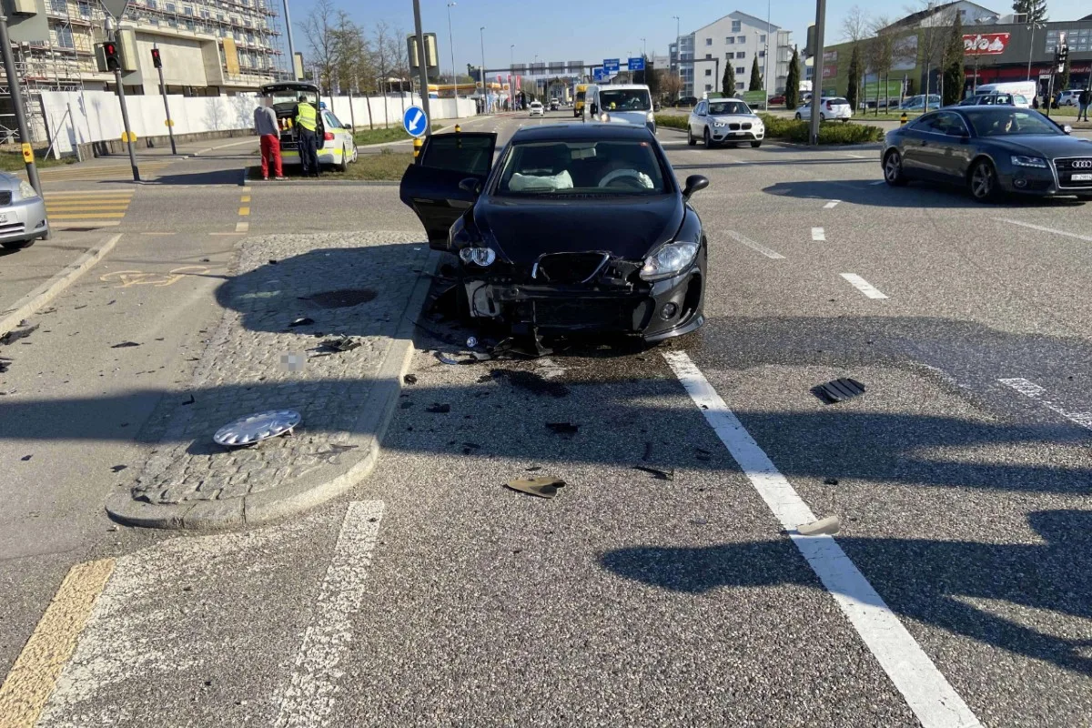 Oftringen AG - Rotlicht missachtet - heftiger Crash!