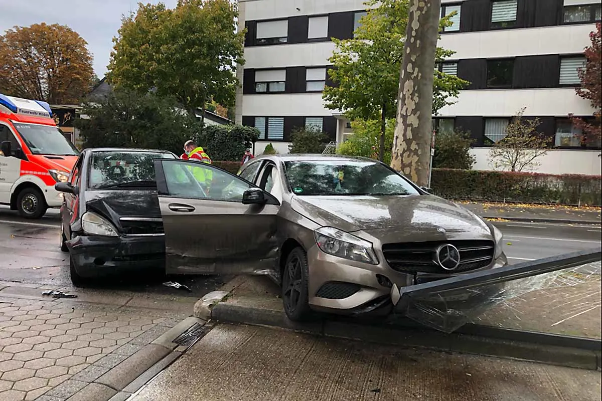 Hoher Sachschaden nach Abbiegeunfall in Hilden - Zwei Personen verletzt