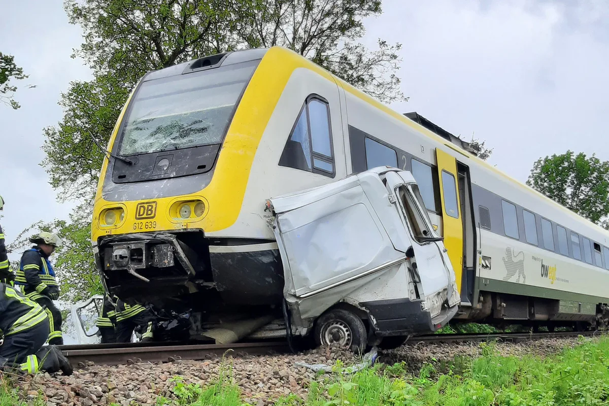 Überlingen BW - Lieferwagen von Zug erfasst - eine Person tot 