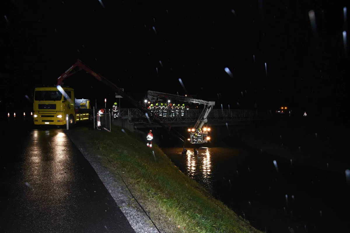 Uznach SG - Autofahrerin vor dem Ertrinken gerettet
