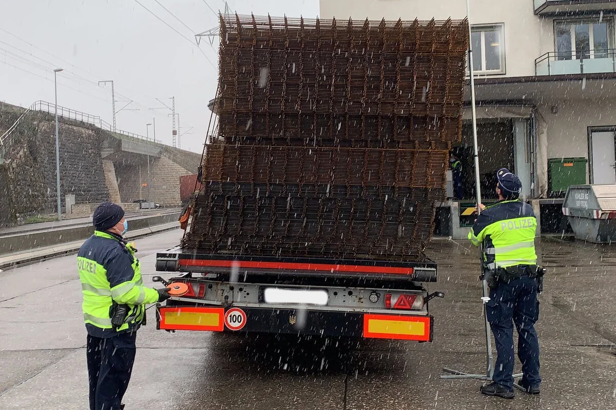 Basel-Stadt BS - Sattelschlepper mit Ladung in Schräglage gestoppt