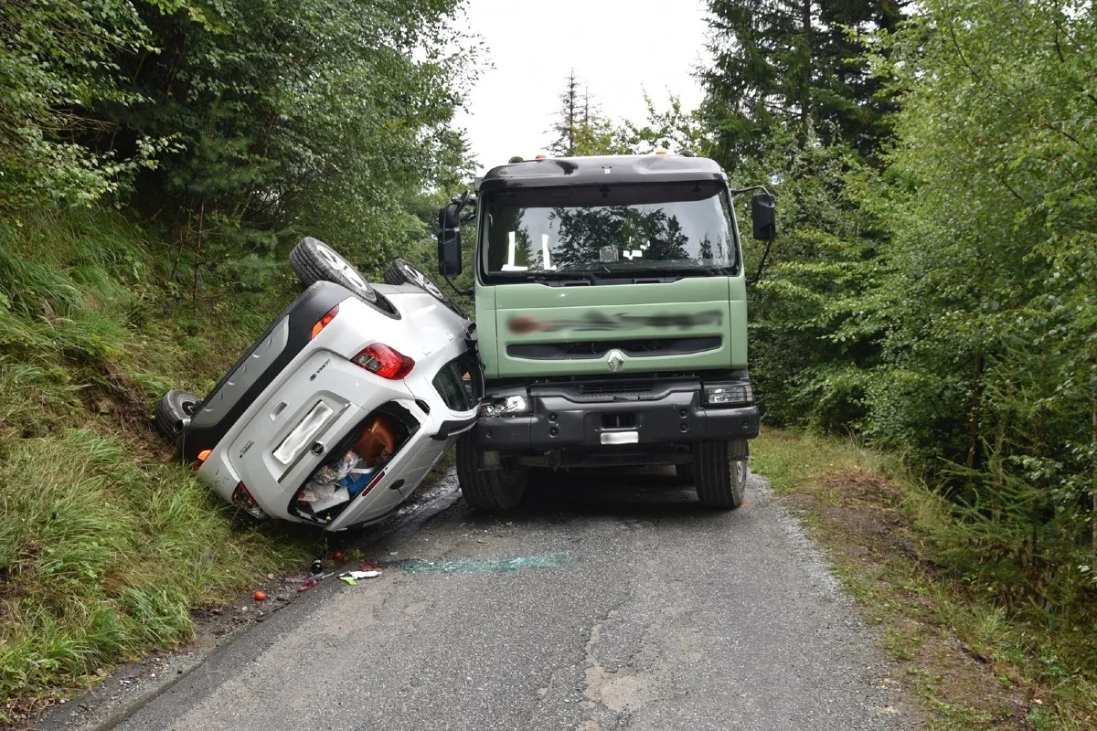 Spektakulärer Selbstunfall in Domat/Ems GR - Kollision bei Kreuzungsmanöver