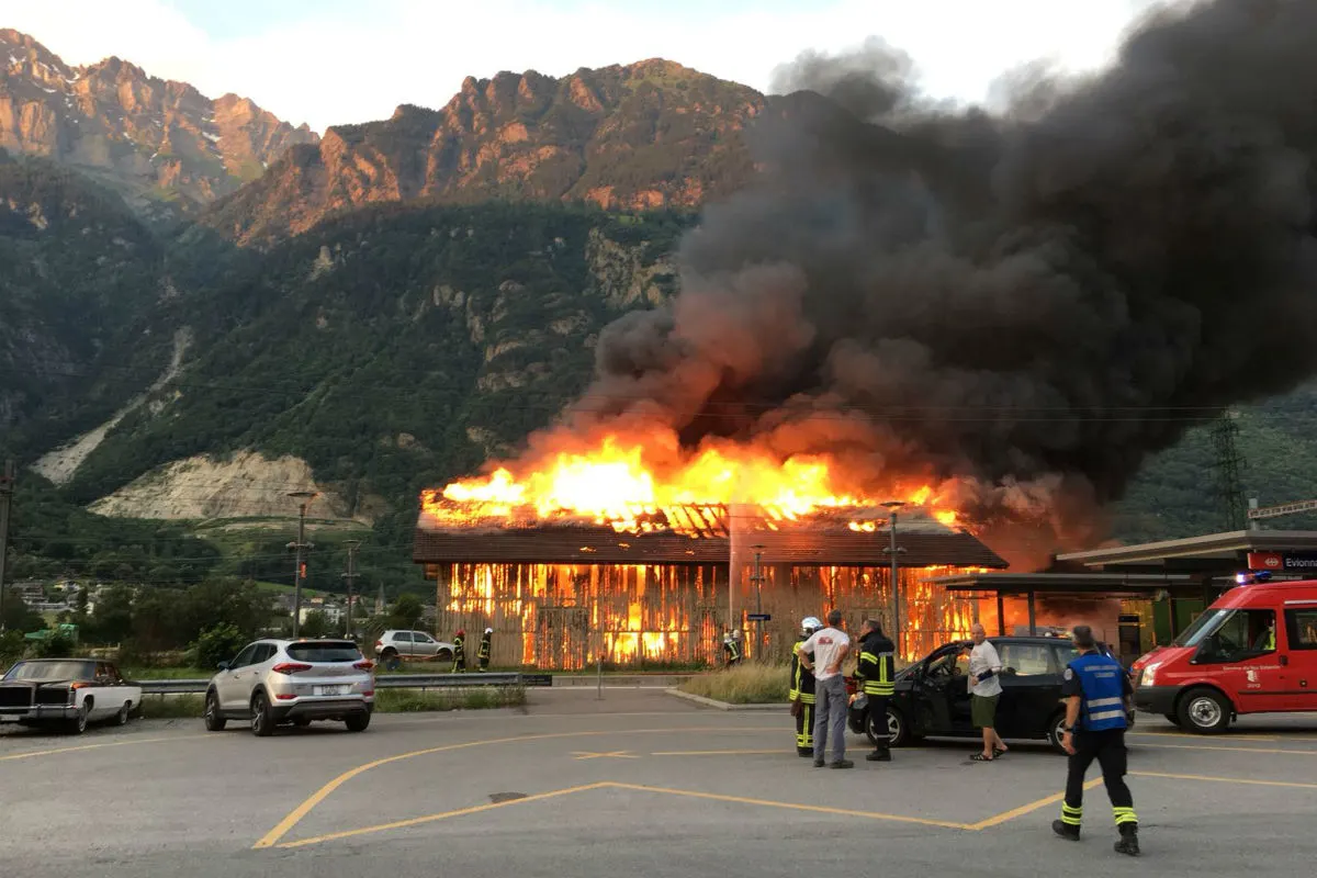 Evionnaz VS - Feuer breitet sich aus