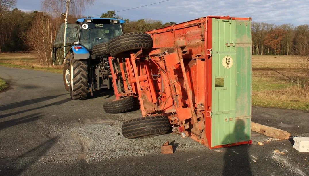 Stemwede – Pkw und Traktor verunfallen bei Überholmanöver