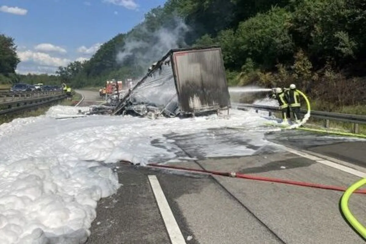 Vollsperrung und kilometerlanger Stau auf der A5 – Lkw in Vollbrand