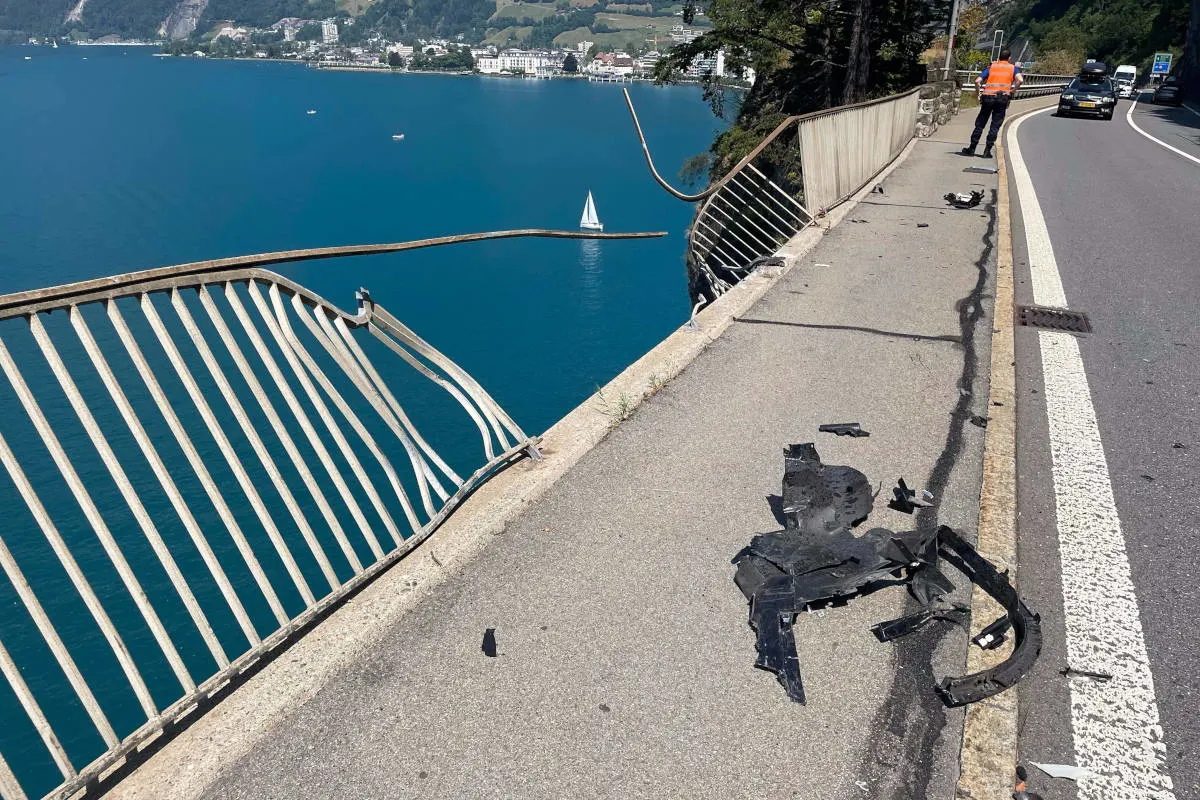 Grossaufgebot in Brunnen SZ – Auto stürzt bei Verkehrsunfall in den Vierwaldstättersee