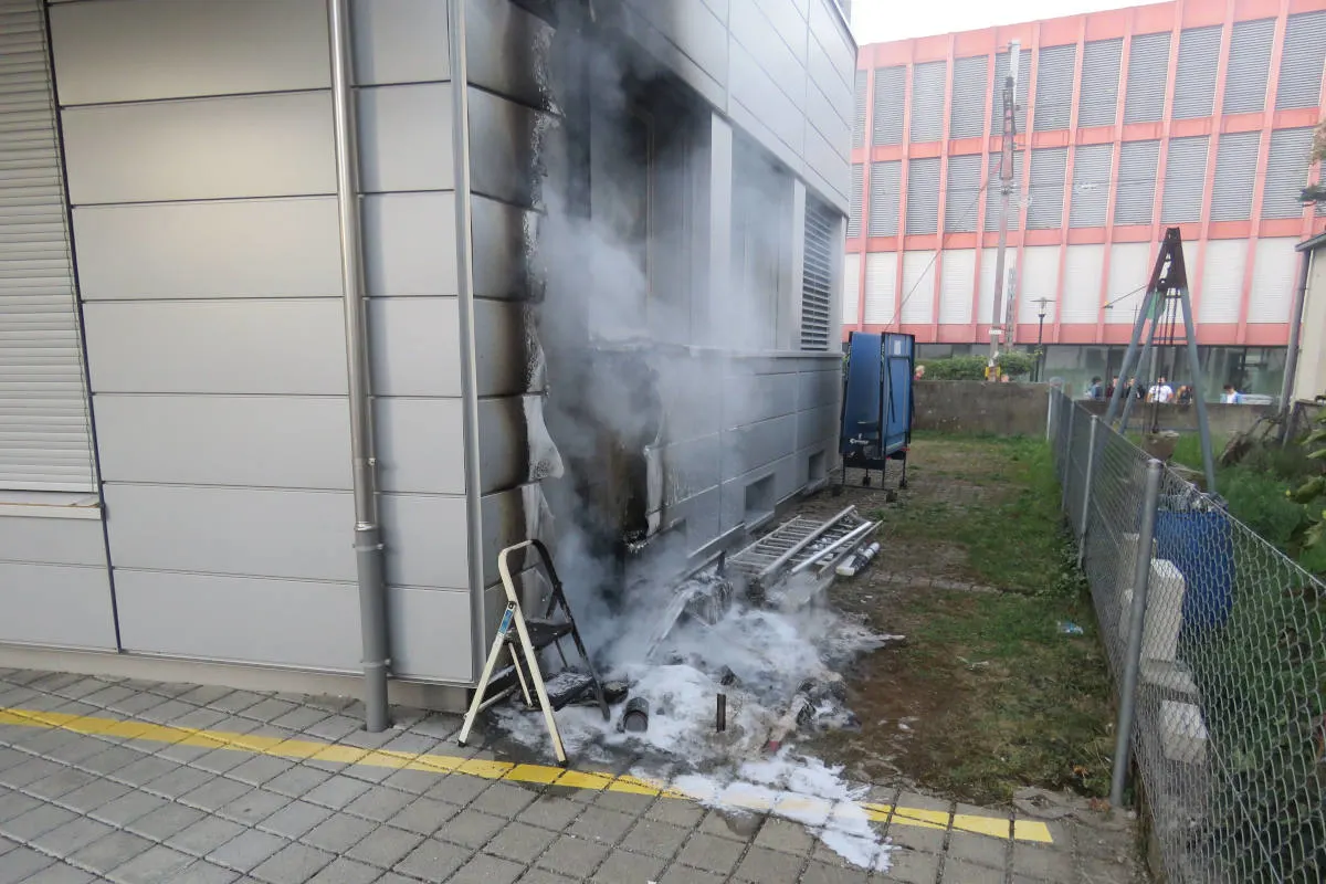Lenzburg AG - Brand einer Kiste griff auf die Fassade über
