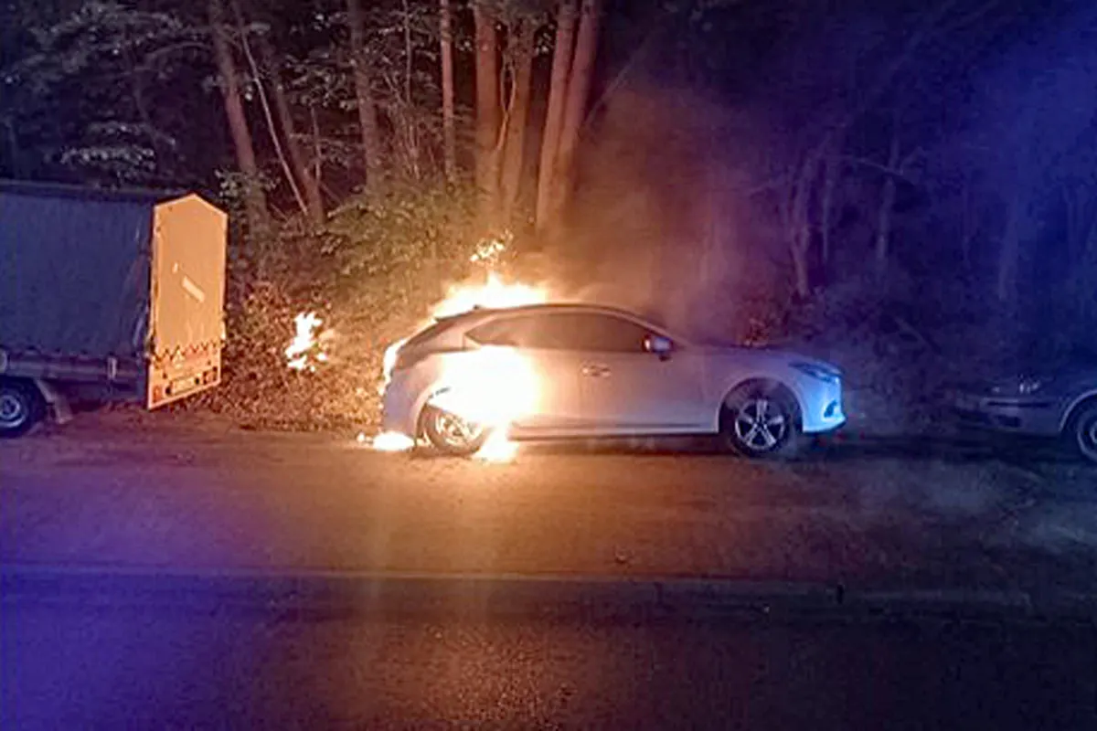 Fahrzeugbrand in Ratingen - Polizei vermutet Brandstiftung 